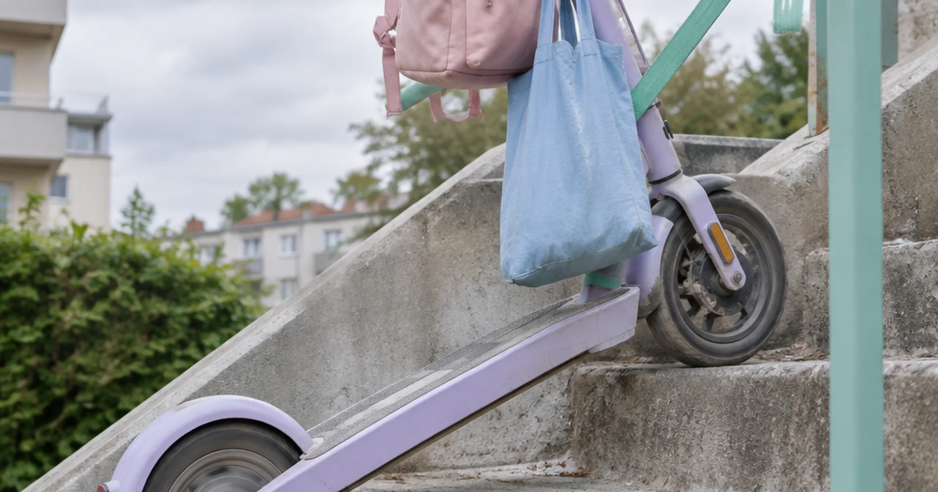 Poids réel des trottinettes : pourquoi les 12 kg annoncés pèsent double dans l'escalier