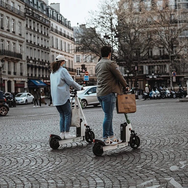 Les trottinettes électriques atteignant 50 km/h : une révolution urbaine