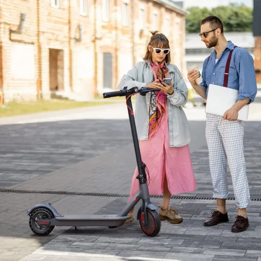 USIE Trottinette électrique de 8,5 Pouces avec Application, Moteur Puissant, 8 Ah à 30 km de Distance, Scooter électrique Pliable pour Adultes Noir