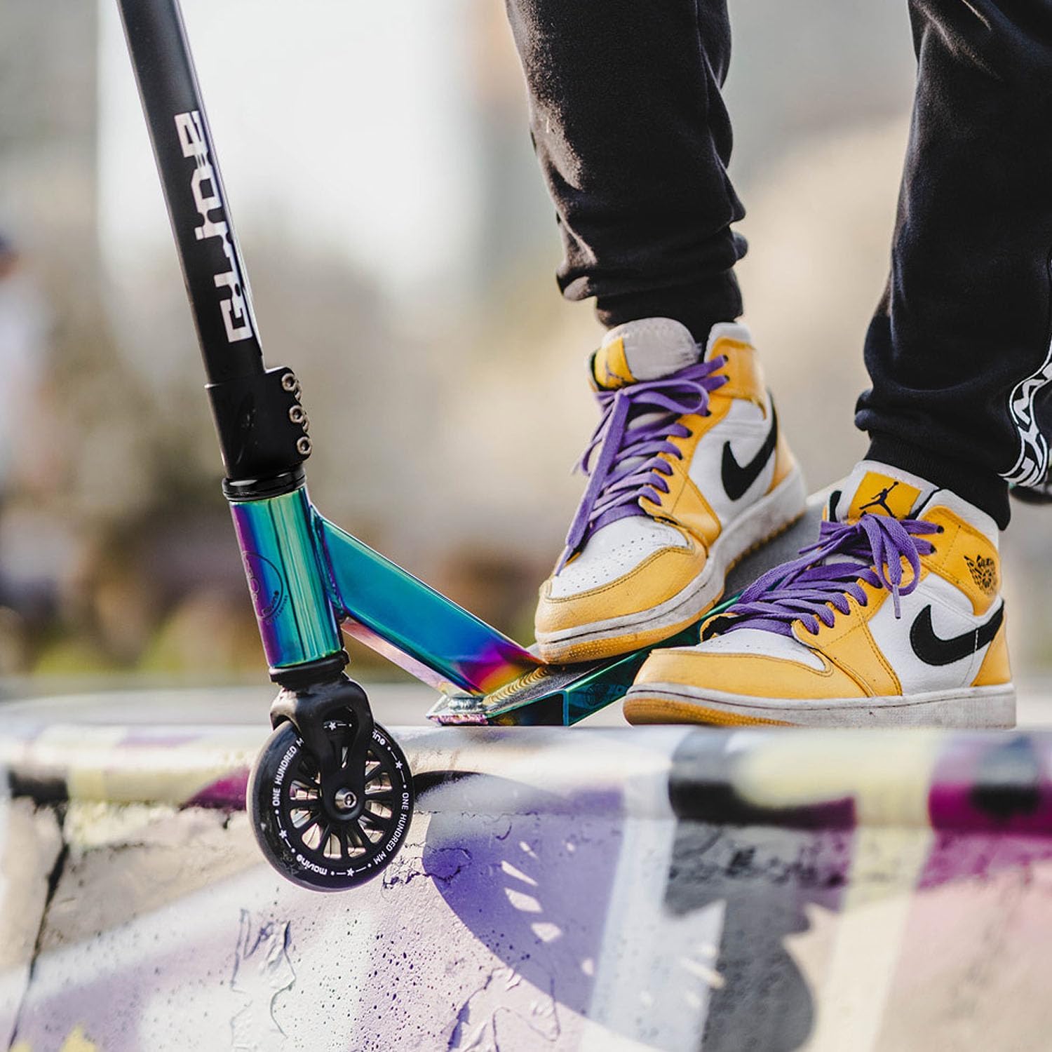 Trottinette Freestyle Movino Glide Roulements ABEC 9 Trottinette Résistante aux Acrobaties Pro Stunt Scooter Roues de 100mm Poids 3,3kg Aluminium 6061 Néochrome