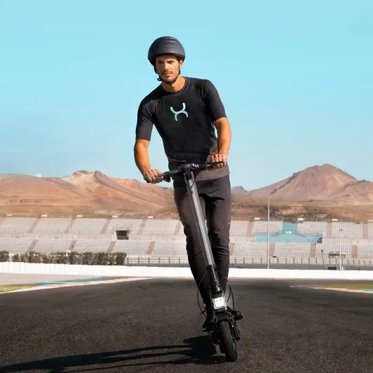 Cecotec Trottinette Électrique Bongo Serie S+ Max Infinity - Illimité, 750 W et 36 V, Propulsion arrière, Autonomie 30-40 km, Roues Tubeless 10", 4 Modes, Double système de freinage, Homologué Infinity - Autonomie 30 km