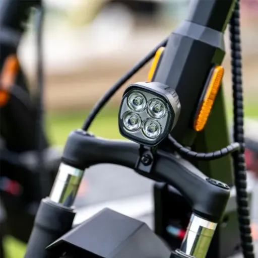 Test KuKirin M4 Max : la trottinette costaud pour les trajets quotidiens (mais pas vraiment pour la ville française)
